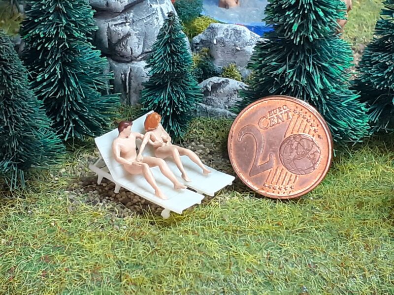 Paar fummelt auf der Liege 2